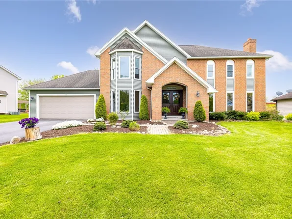 15 Saint Andrews Blvd, Fairport, NY 14450