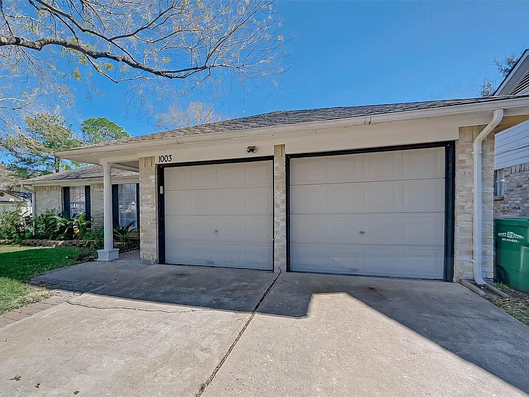 1003 Shadow Mountain Dr — Photo 2