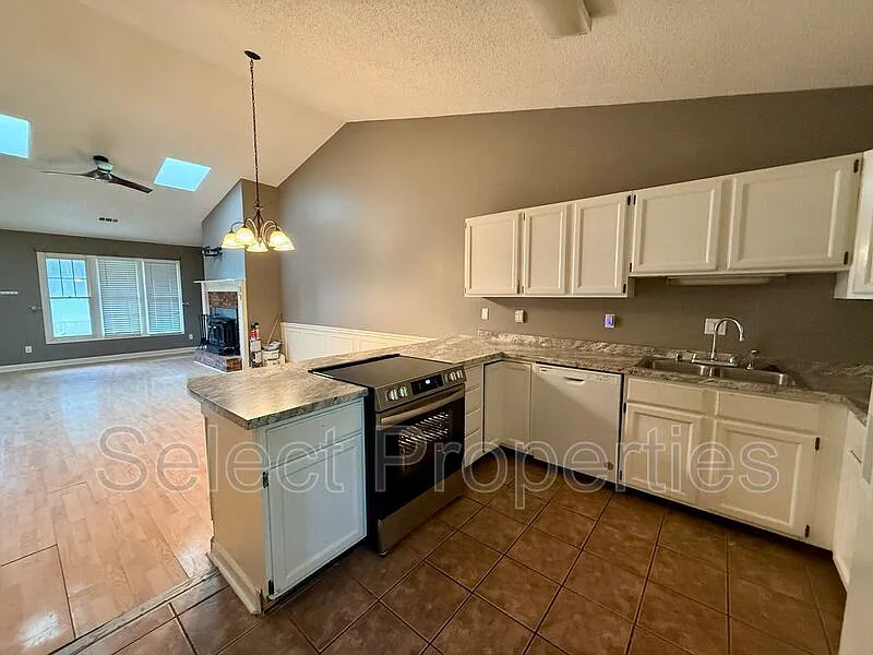 2 bed, 1.0 bath, 1100 sqft, $1,200 — Photo 4