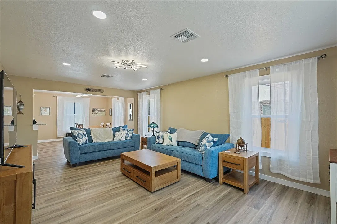 3 bed, 2.0 bath, 1292 sqft, $1,750 — Photo 3
