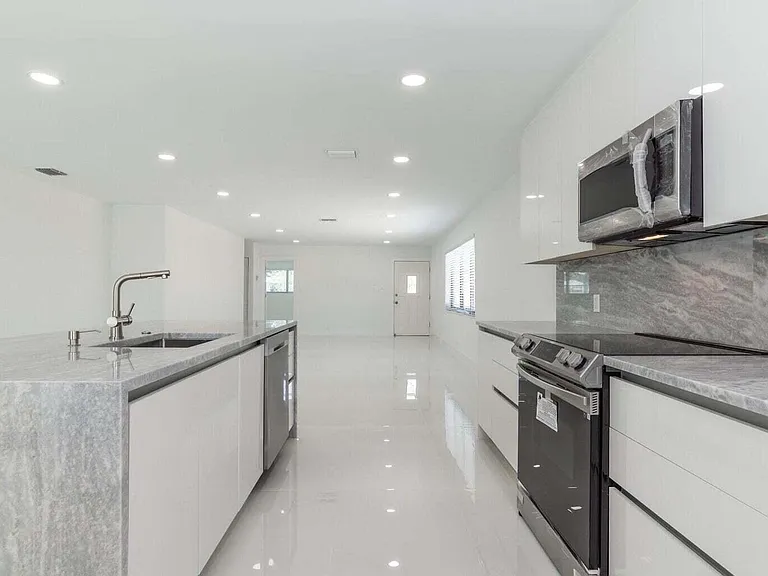 524 NW 53rd St — Photo 10