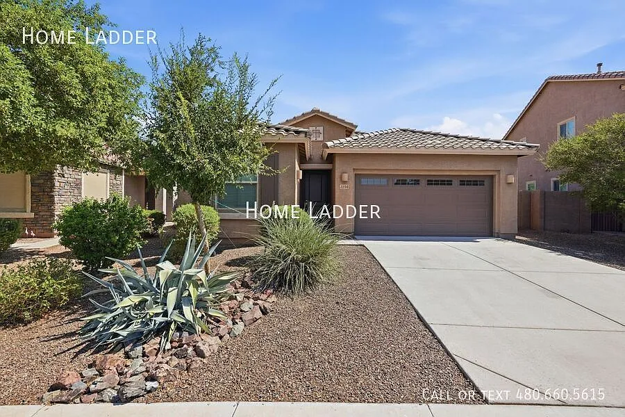3234 E Dogwood Pl