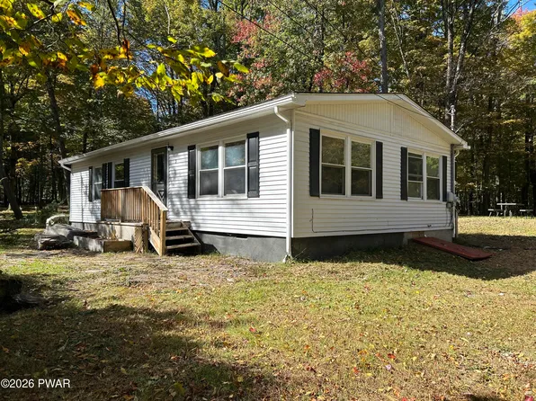 3 Chipmunk Ct, Hawley, PA 18428