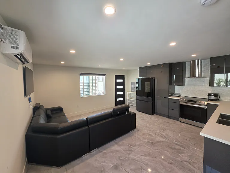 525 Stanford Rd — Photo 4