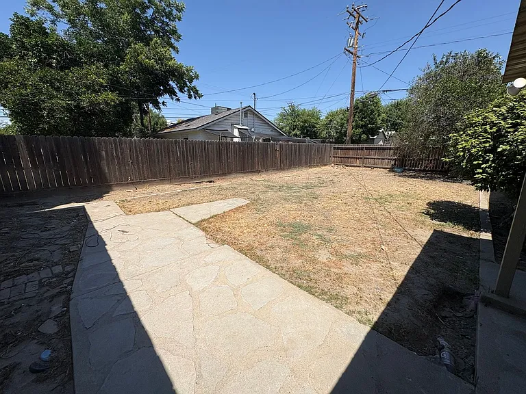 1216 N Conyer St — Photo 29