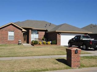 305 SW 40th St, Moore, OK 73160