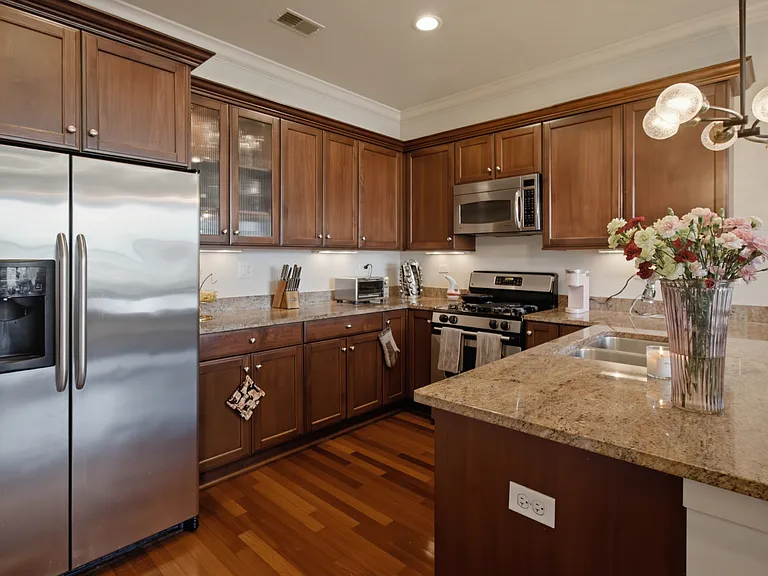 2801 N Oakley Ave #203 — Photo 6