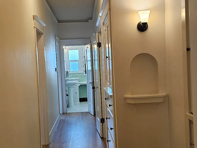 218 1/2 N Kenmore Ave — Photo 25