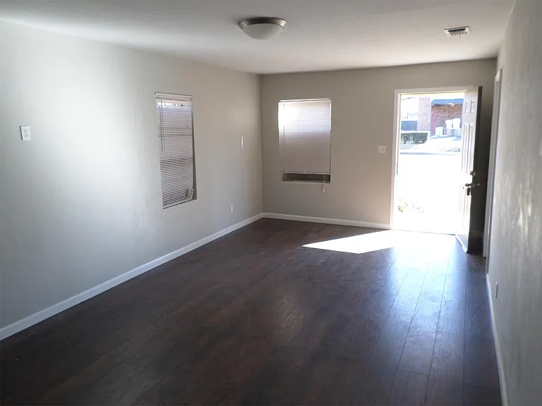 335 SE 44th St — Photo 9