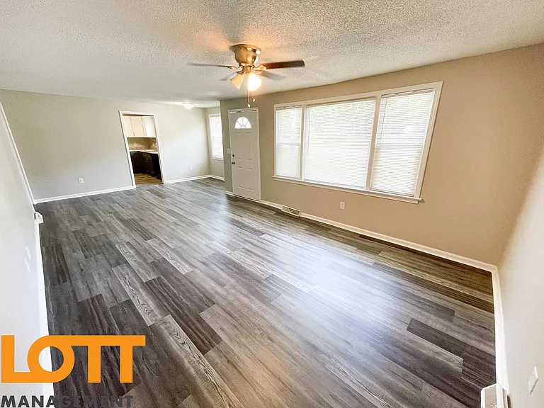 406 S Texas Ave — Photo 5
