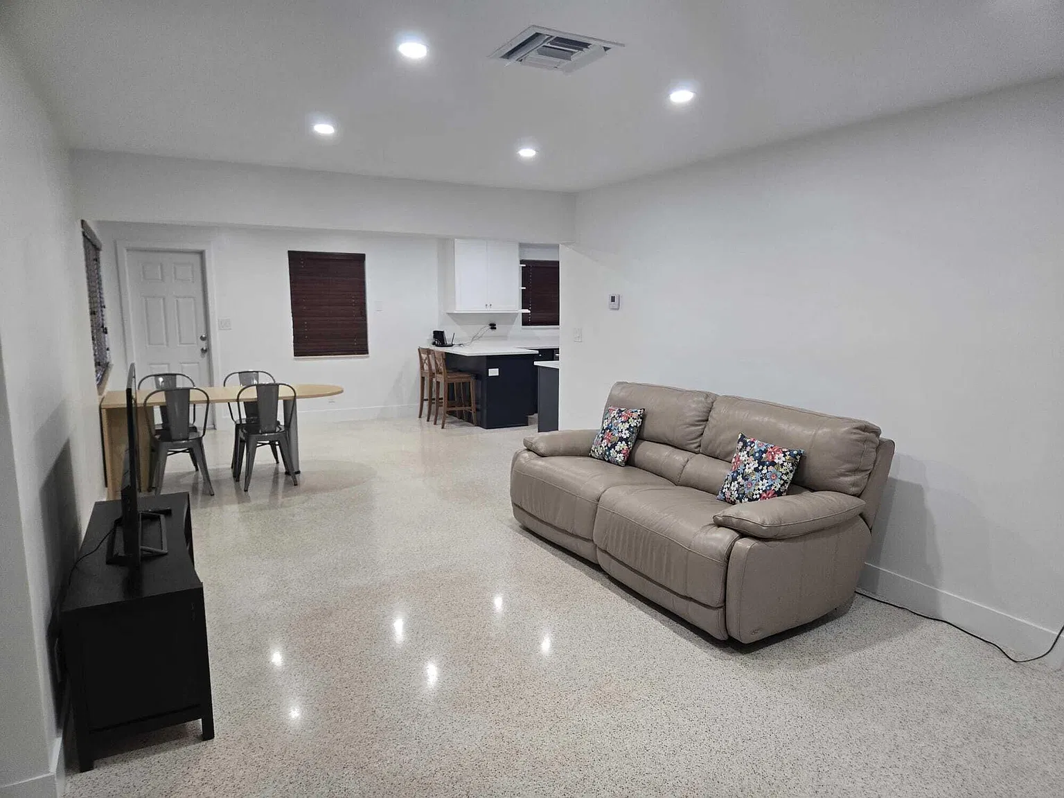 2 bed, 1.0 bath, 1021 sqft, $3,600 — Photo 2