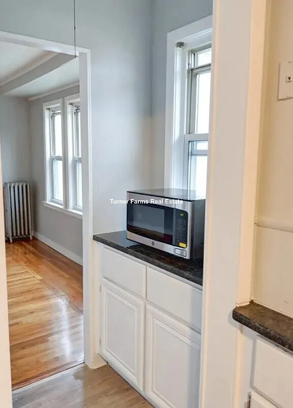 4 bed, 9999 sqft, $5,420 — Photo 2