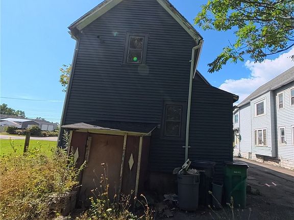 4th image of 389 Hopkins St