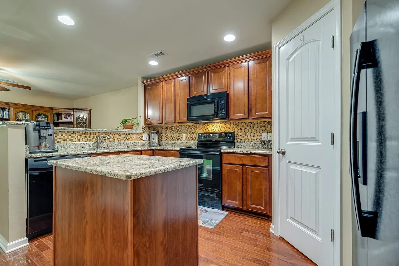 2 bed, 1216 sqft, $2,550 — Photo 2