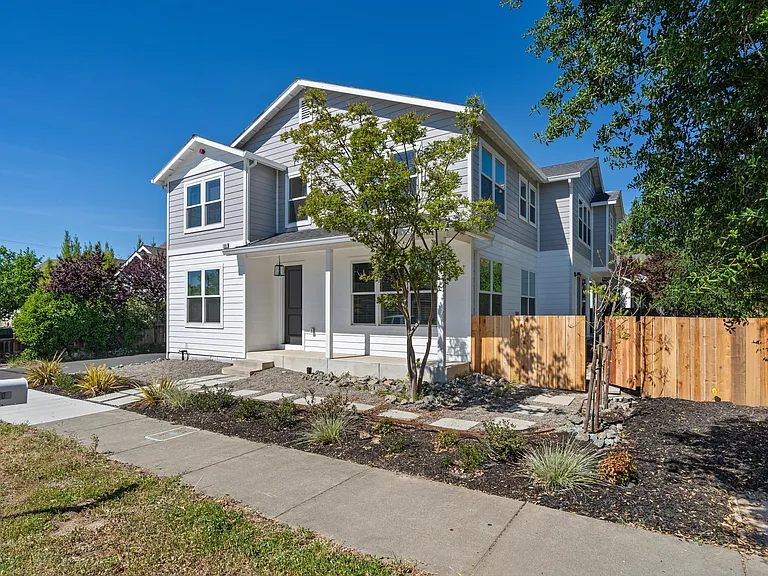 109 Paul Wittke Dr — Photo 1