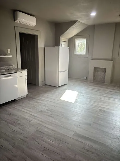 Quiet and private fully renovated one bedroom — Photo 2