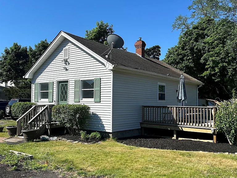 1572 Main Rd — Photo 2