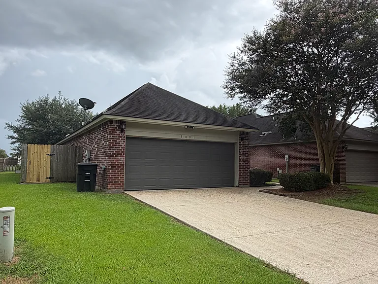 3001 Northbank Dr — Photo 2
