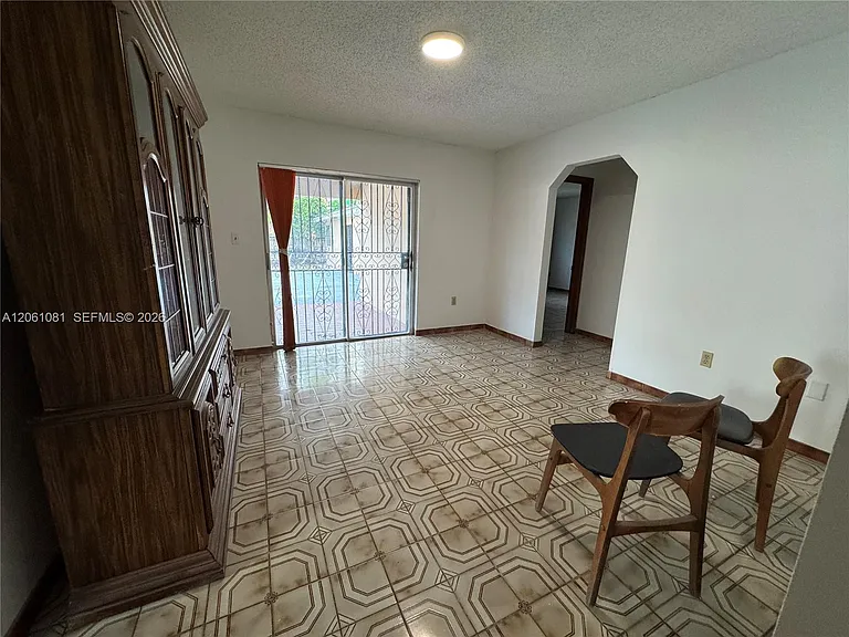 2524 SW 6th St — Photo 27