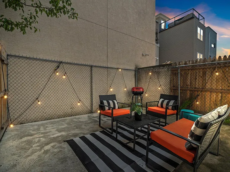 833 Corinthian Ave — Photo 36