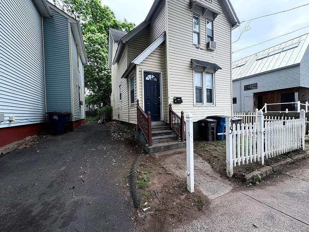 4 bed, $2,250 — Photo 2