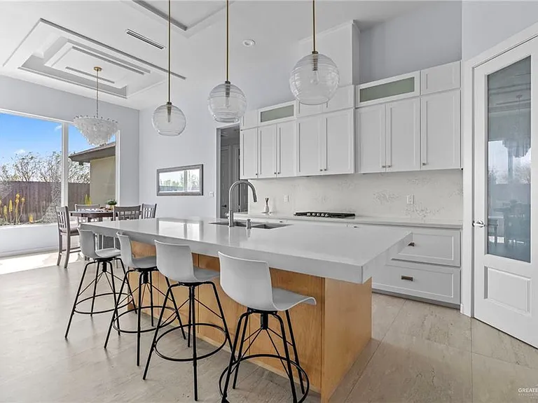 2214 E 6th St — Photo 4