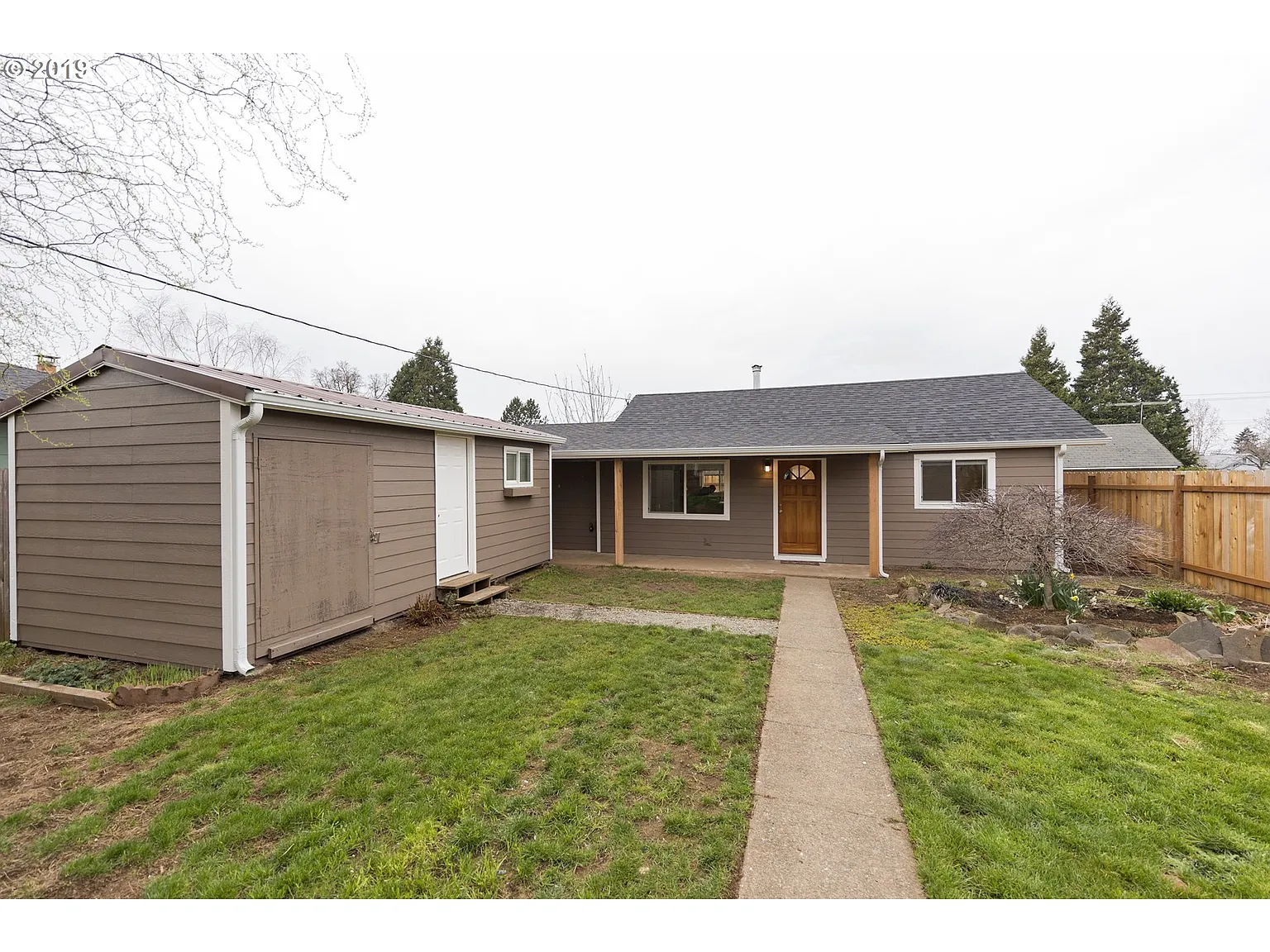 163 SE Currin St photo 1