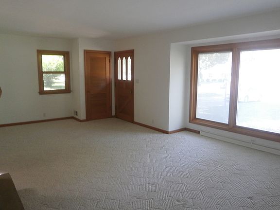 4th image of 2019 Edgebrook Dr