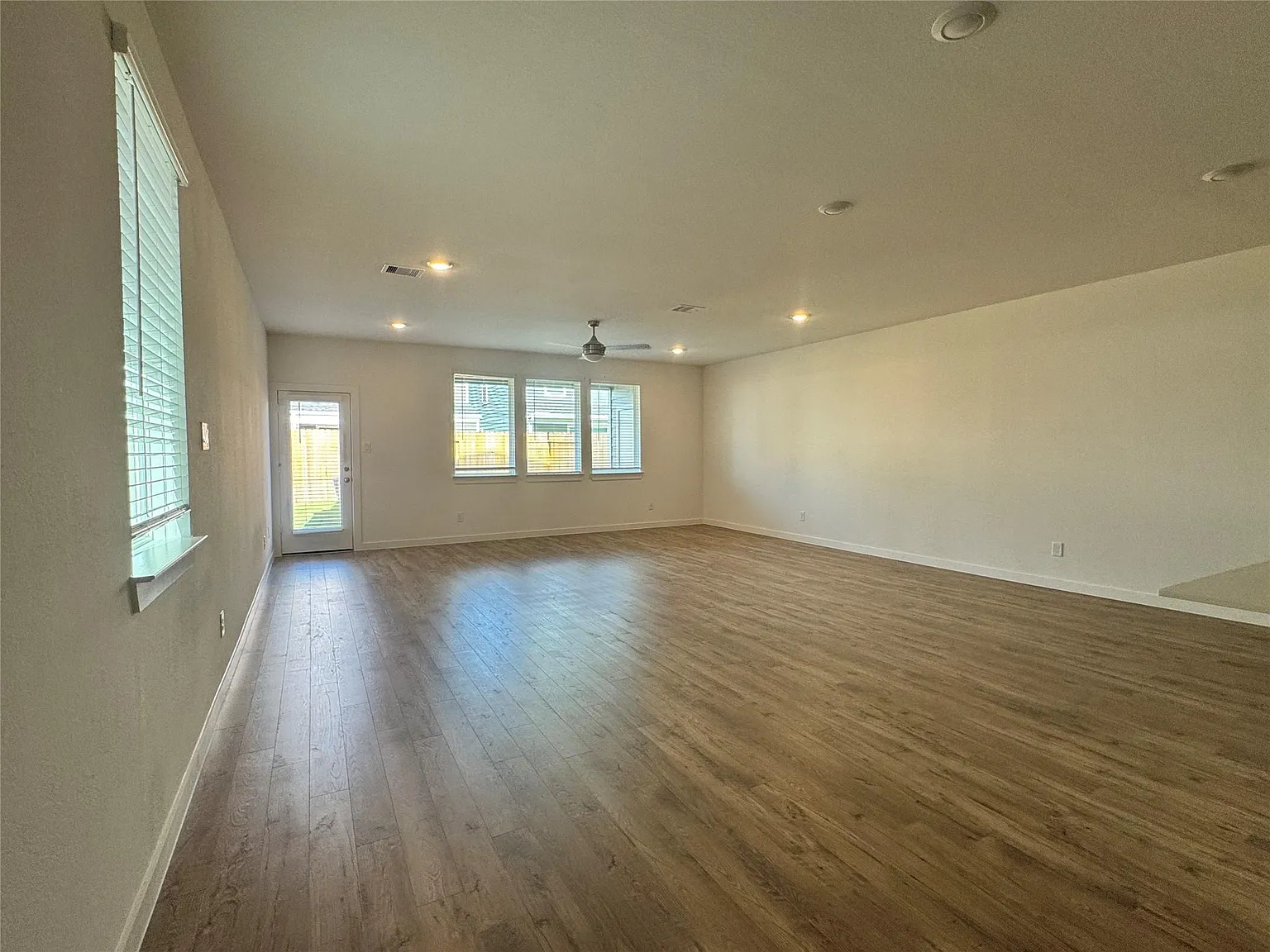 4 bed, 2.5 bath, 2275 sqft, $2,300 — Photo 4