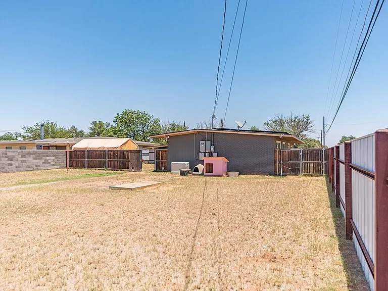 2901 Nabors Ln — Photo 4