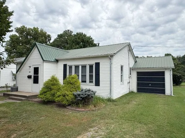 206 Airport Rd, Fairfield, IL 62837