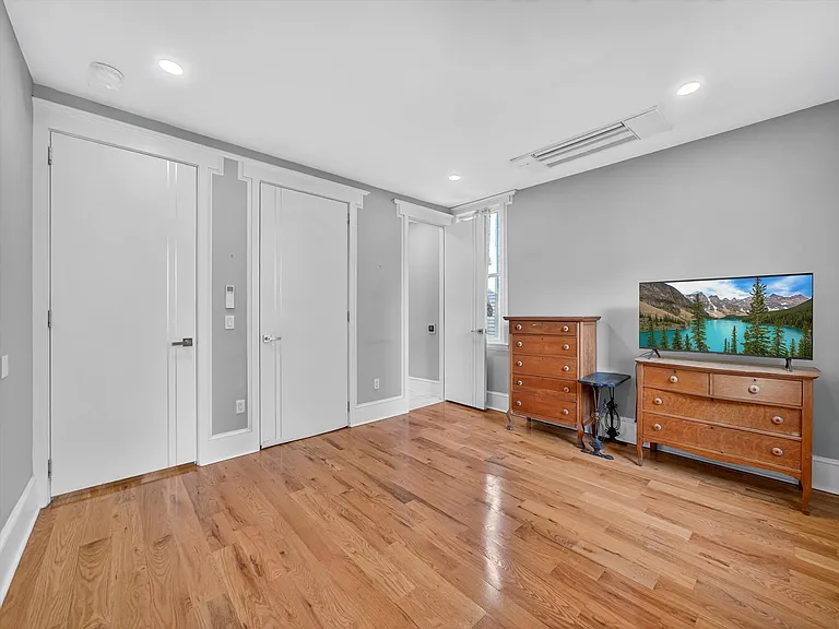 70 Sherman Pl — Photo 11