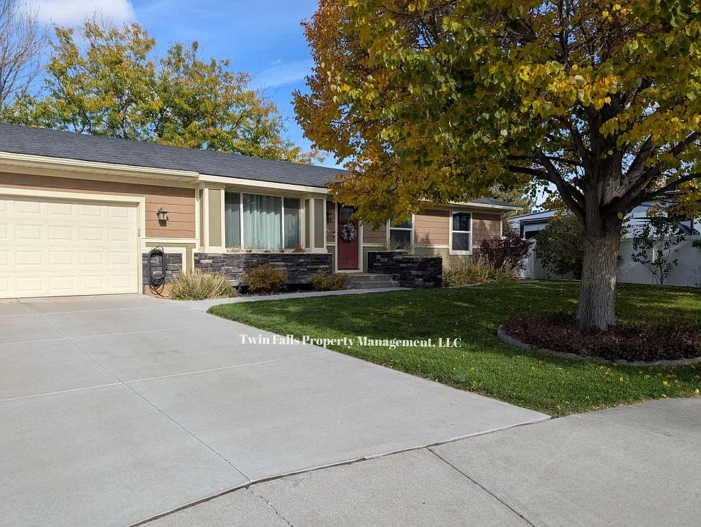 548 Park Meadows Cir — Photo 2