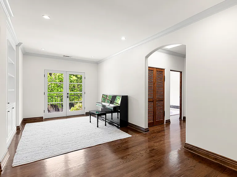 4363 Irvine Ave — Photo 10