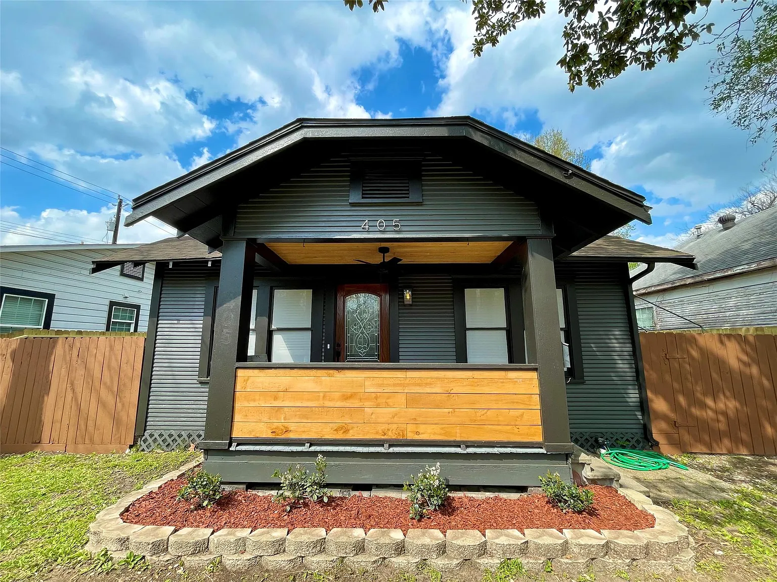 2 bed, 1.0 bath, 1026 sqft, $1,600 — Photo 2