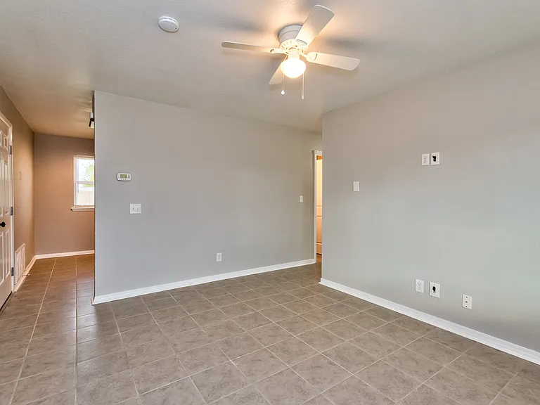 319 E Cedar Ln — Photo 4
