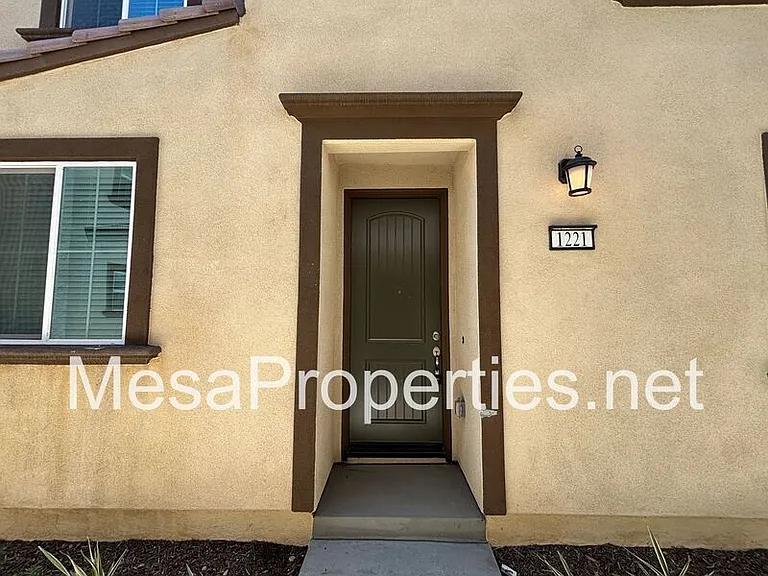 1221 Yeager Ave — Photo 4