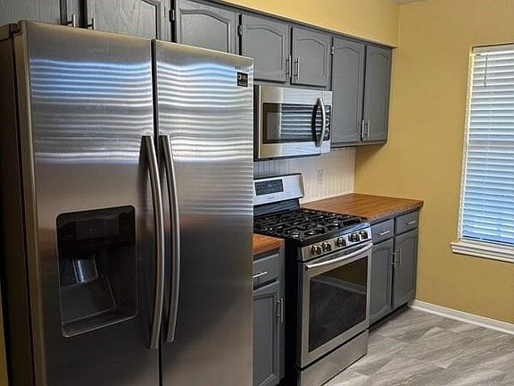 5th image of 101 Rustling Oaks St