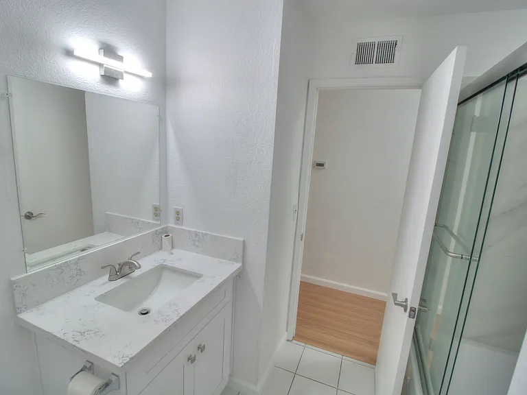 74 Avenida Espana — Photo 16