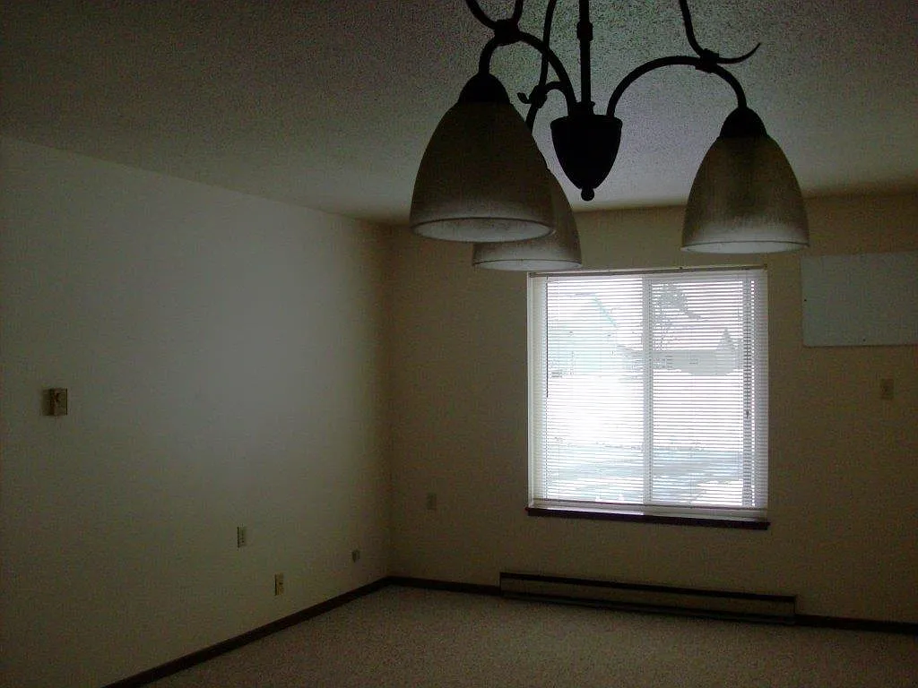 Building Photo - 98 Hiawatha St #8