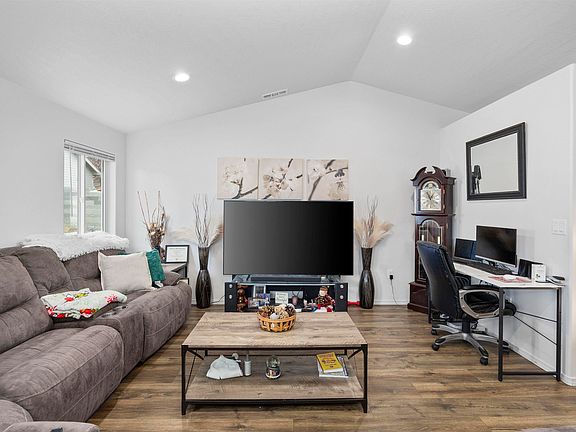 4th image of 620 Pappys Way