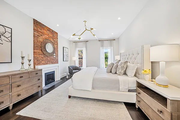 Sold by Bond New York | media 8