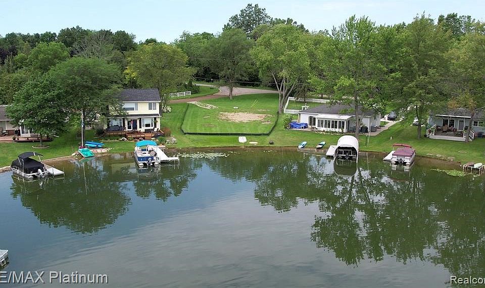 10576 Runyan Lake Ct, Fenton, MI 48430 Zillow