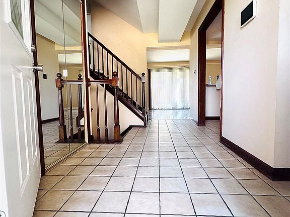 4th image of 36125 Beverly Dr