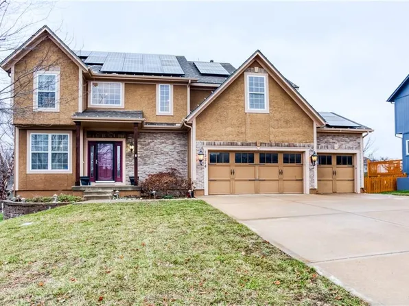 12214 N Pinehurst Dr, Kansas City, KS 66109