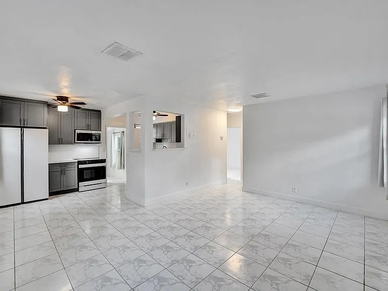 1836 SW 9th Ave — Photo 4