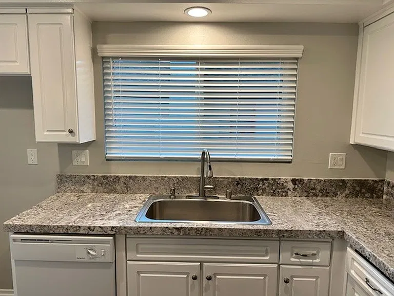 415 W Rosewood Ave — Photo 4