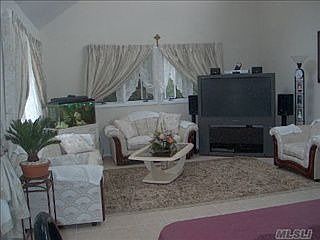 1st image of 2 Howell Dr