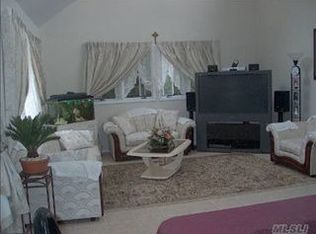 2 Howell Dr, Smithtown, NY 11787