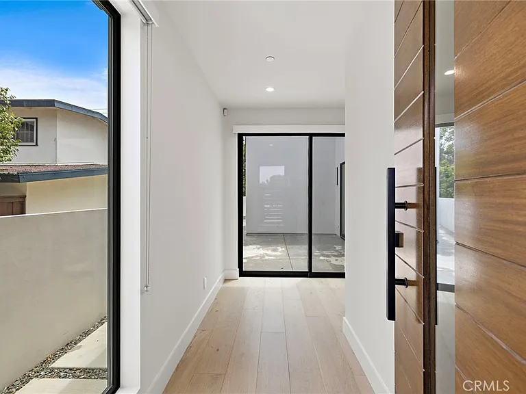 1511 Cliff Dr — Photo 4